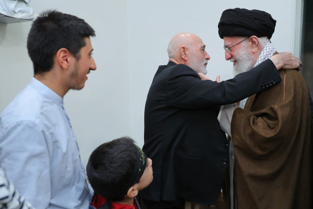 دیدار خانواده شهیدان کرباسی و عواضه با رهبر انقلاب دیدار خانواده شهیدان کرباسی و عواضه با رهبر انقلاب