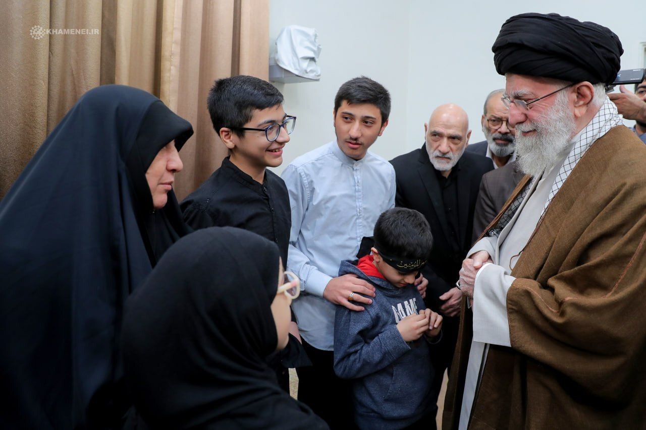 دیدار خانواده شهیدان کرباسی و عواضه با رهبر انقلاب دیدار خانواده شهیدان کرباسی و عواضه با رهبر انقلاب
