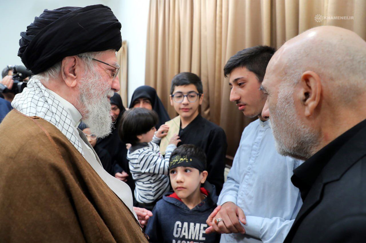 دیدار خانواده شهیدان کرباسی و عواضه با رهبر انقلاب دیدار خانواده شهیدان کرباسی و عواضه با رهبر انقلاب