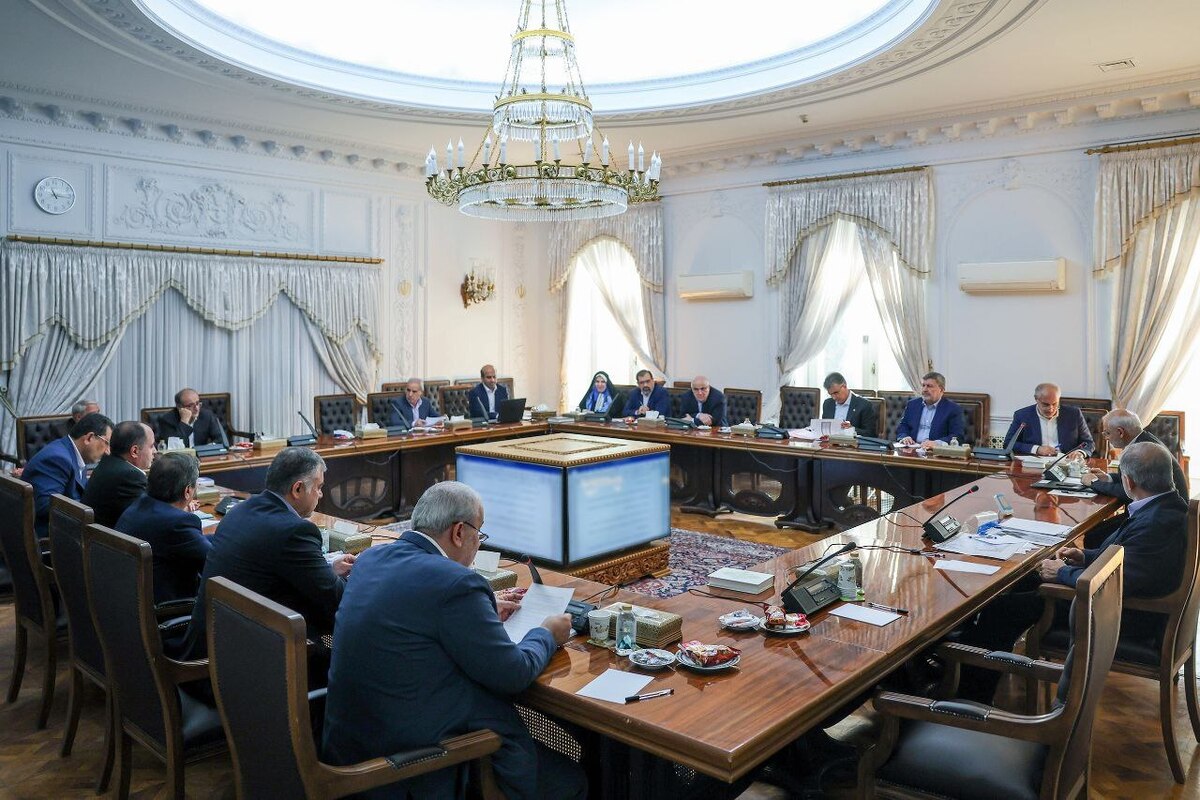 تاکید پزشکیان بر تسهیل ساخت نیروگاه‌های برق توسط بخش خصوصی  جلسات دولت با لامپ خاموش و نور پنجره