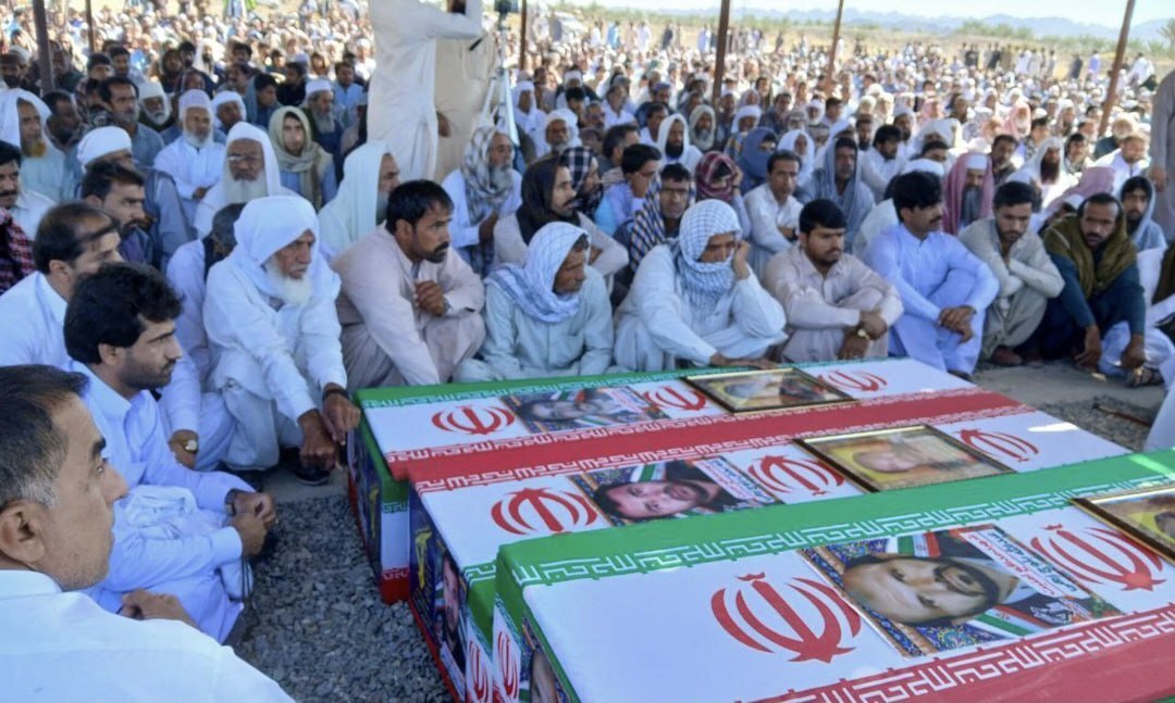 پیکر شهدای حادثه تروریستی سیرکان تشییع شد پیکر شهدای حادثه تروریستی سیرکان تشییع شد