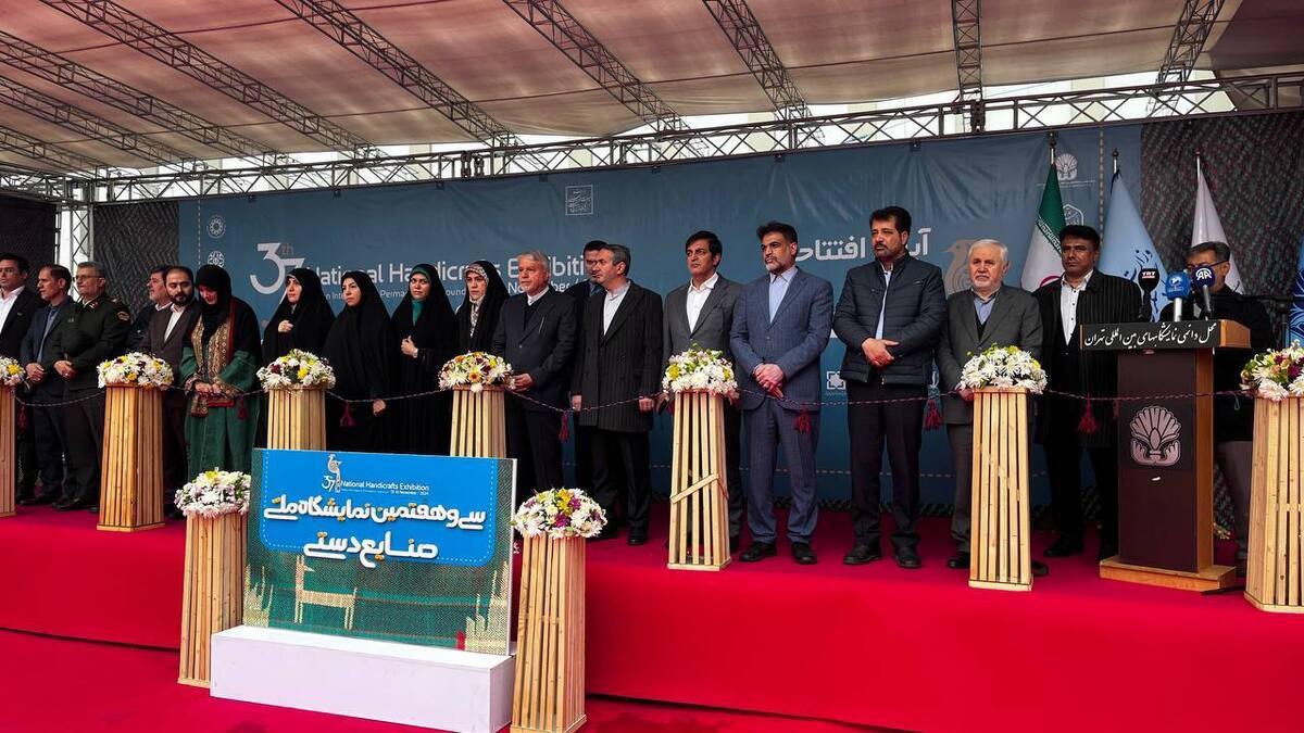 آیین افتتاح نمایشگاه صنایع دستی زیر باران استانها جشن فرهنگی گرفتند