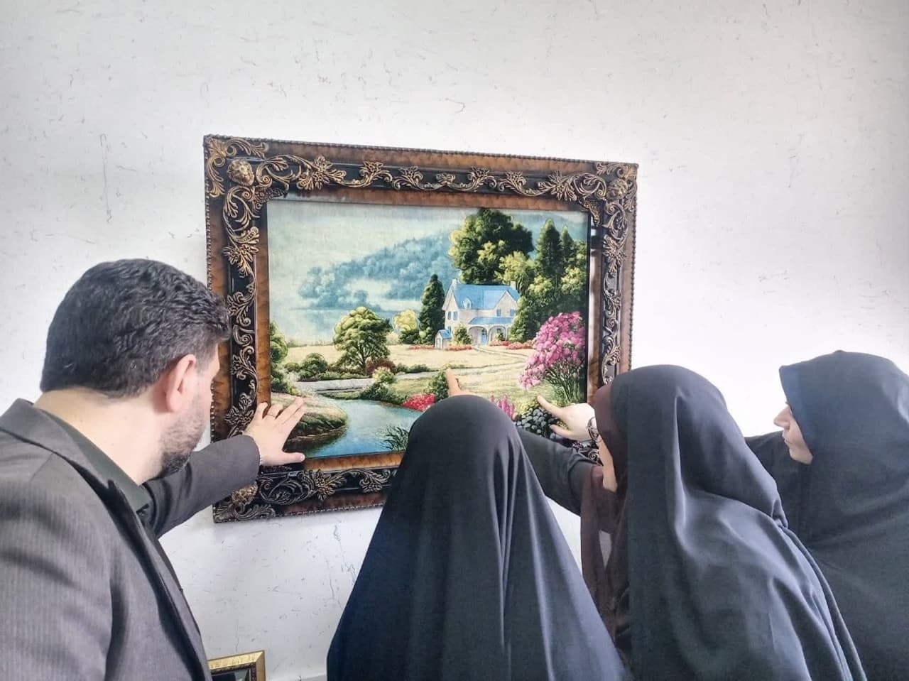 افتتاح نمایشگاه هنری در دبیرستان دخترانه سمای عالیشهر افتتاح نمایشگاه هنری در دبیرستان دخترانه سمای عالیشهر