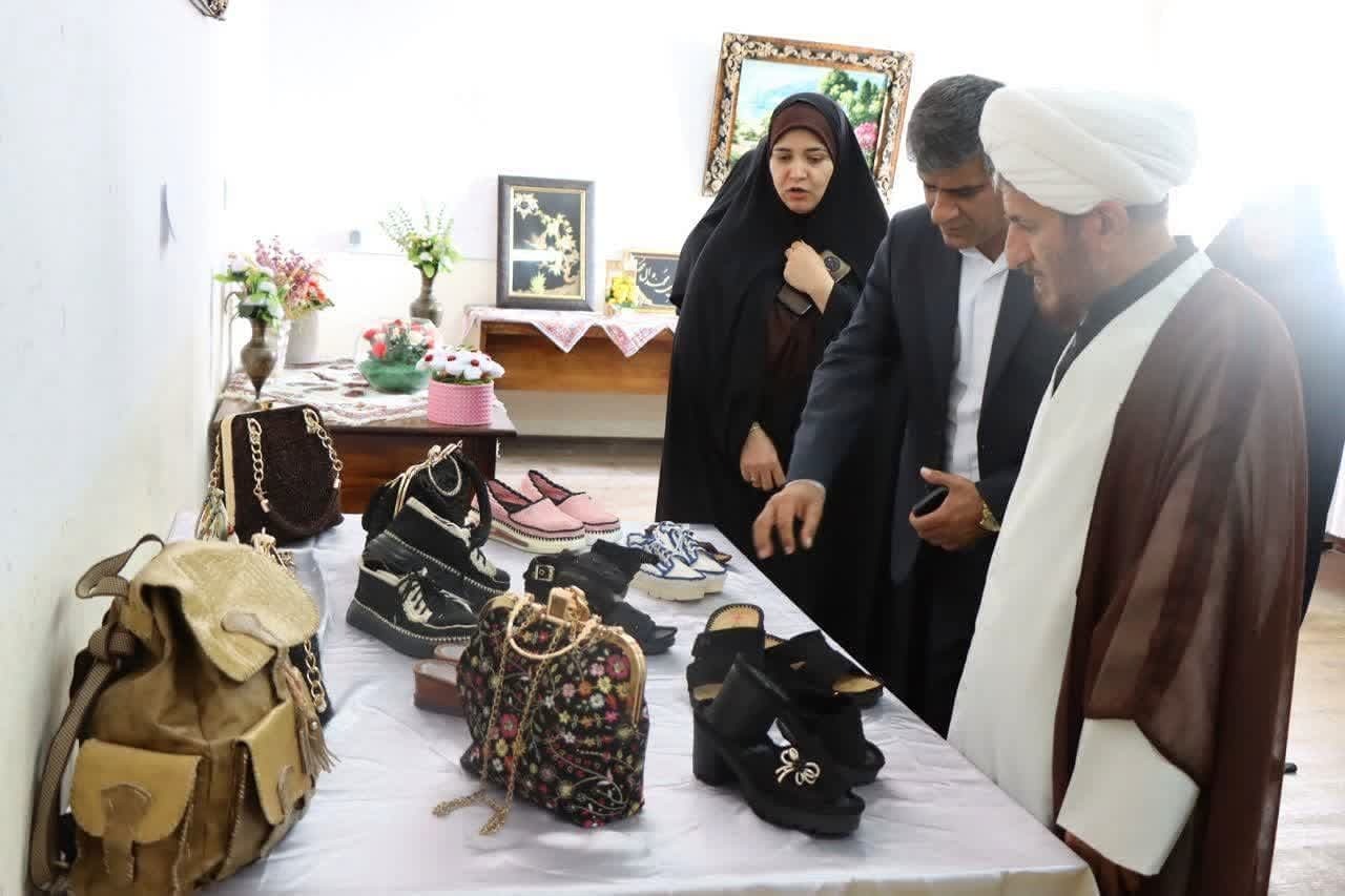 افتتاح نمایشگاه هنری در دبیرستان دخترانه سمای عالیشهر افتتاح نمایشگاه هنری در دبیرستان دخترانه سمای عالیشهر