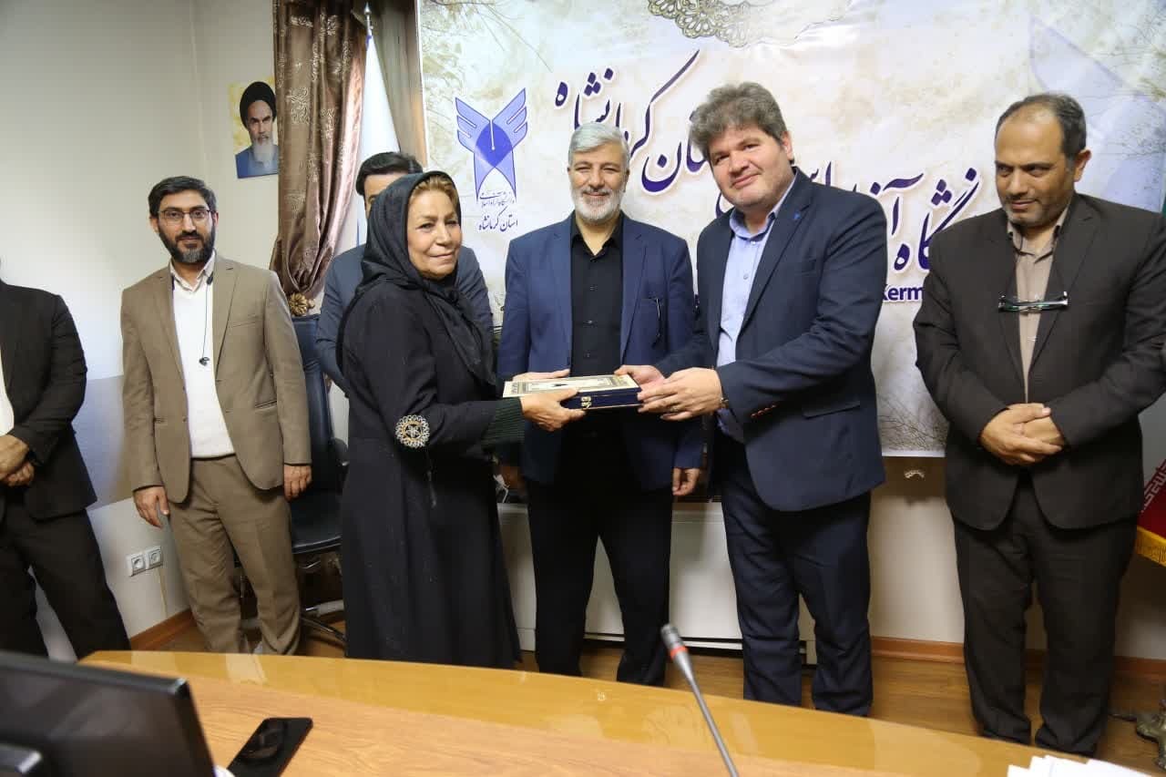 جزئیاتی از تجلیل بازنشستگان دانشگاه آزاد کرمانشاه؛ قدر و قیمتی به ارزش طلا جزئیاتی از تجلیل بازنشستگان دانشگاه آزاد کرمانشاه؛ قدر و قیمتی به ارزش طلا