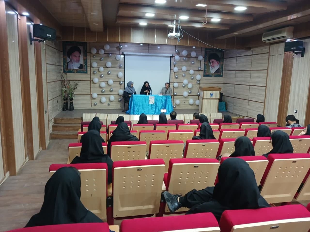 نباید در معرض نوشتههای سُست، بیمار و انحرافی قرار بگیریم نباید در معرض نوشتههای سُست، بیمار و انحرافی قرار بگیریم