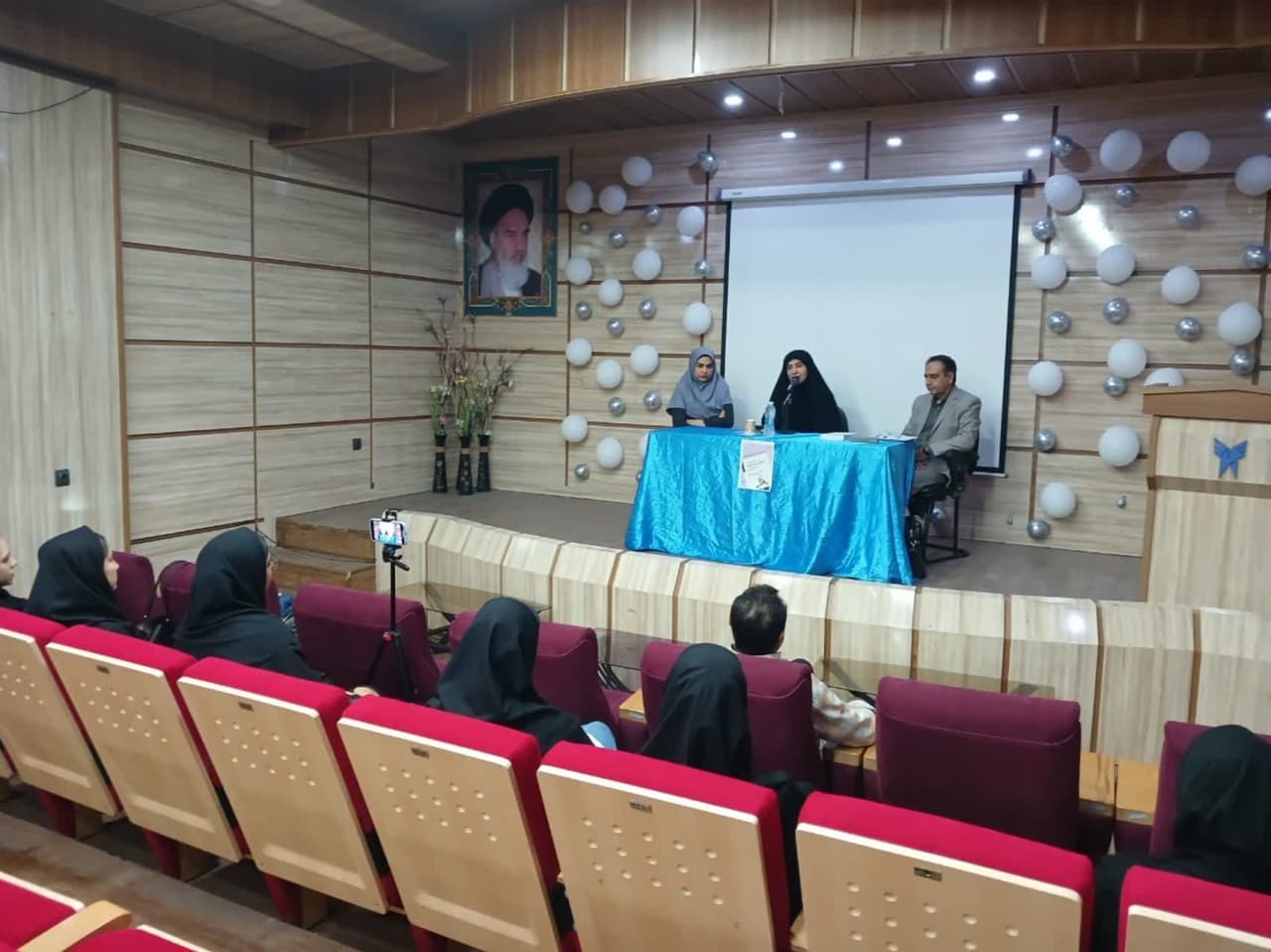 نباید در معرض نوشتههای سُست، بیمار و انحرافی قرار بگیریم نباید در معرض نوشتههای سُست، بیمار و انحرافی قرار بگیریم