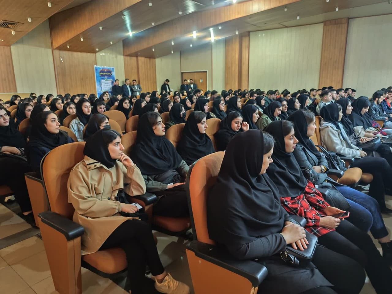 دانشجوی واقعی پا به پای استاد در مسیر تحقیق و پژوهش گام برمیدارد دانشجوی واقعی پا به پای استاد در مسیر تحقیق و پژوهش گام برمیدارد