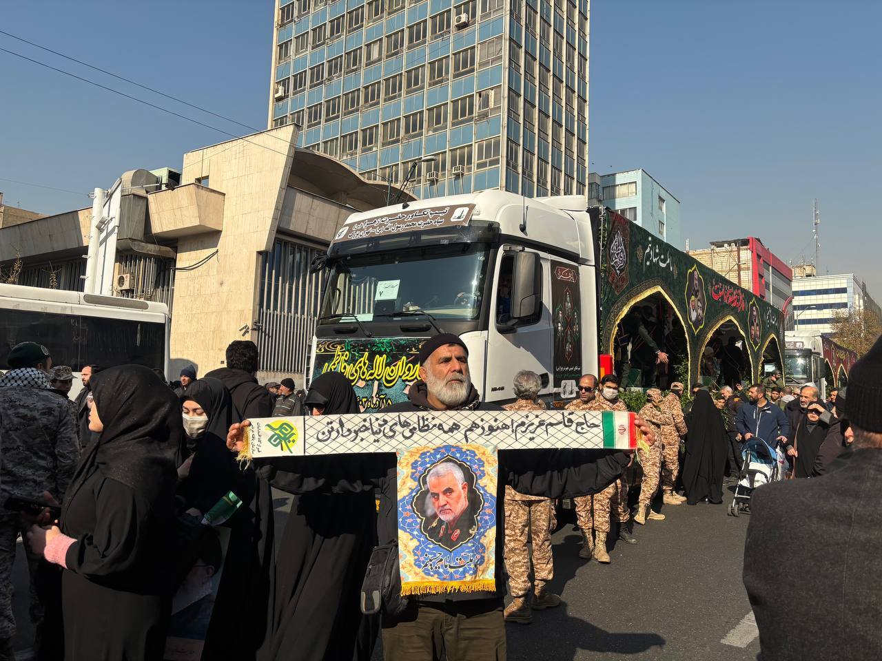 تهران برای استقبال از مدافعان وطن آغوش باز کرد/ تشییع باشکوه از دانشگاه تا معراج شهدا