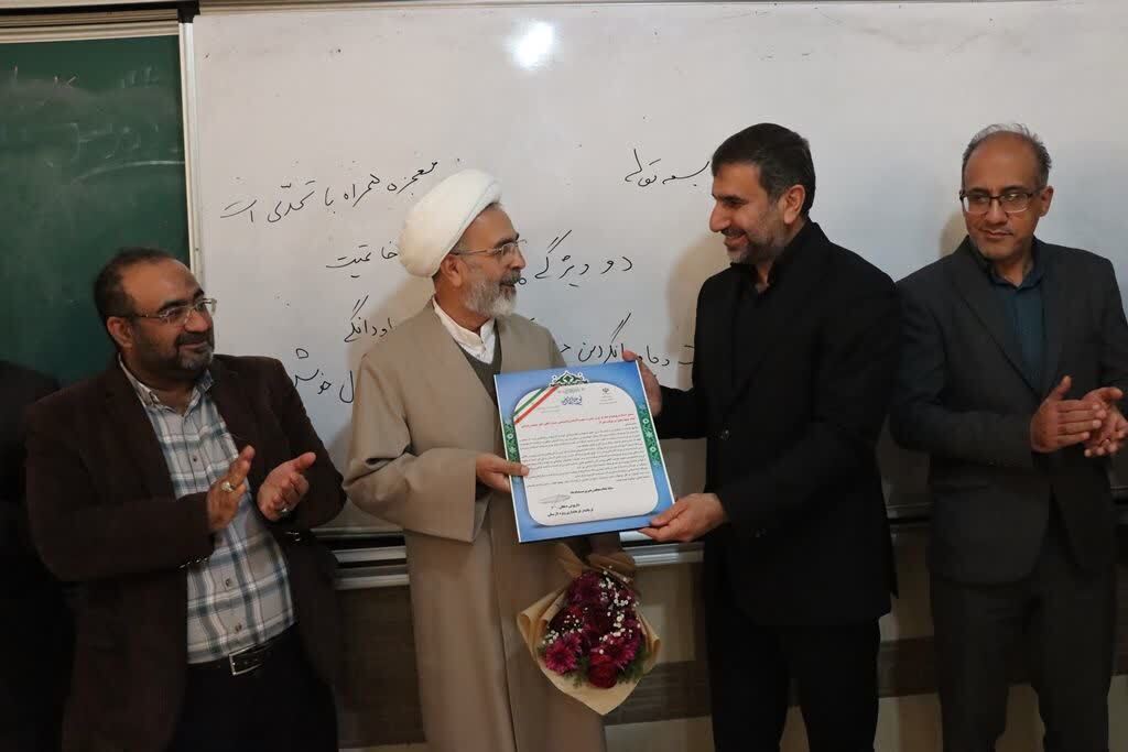 تجلیل از استادان ایثارگر، تکریم از استواری و مقاومت ملی برابر فتنههای دشمن است تجلیل از استادان ایثارگر، تکریم از استواری و مقاومت ملی برابر فتنههای دشمن است