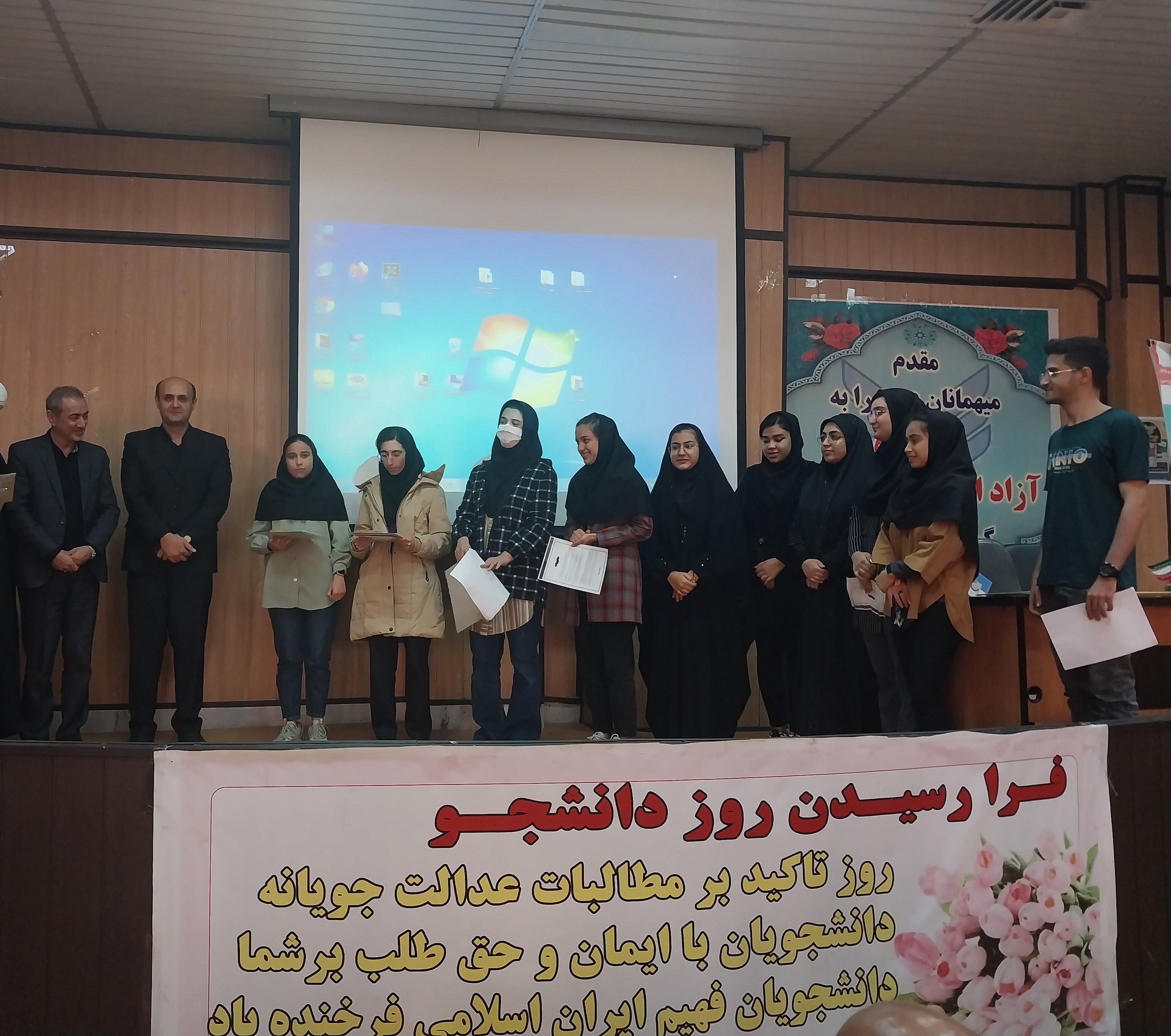 دانشجو امروز باید آگاه و بابصیرت باشد دانشجو امروز باید آگاه و بابصیرت باشد