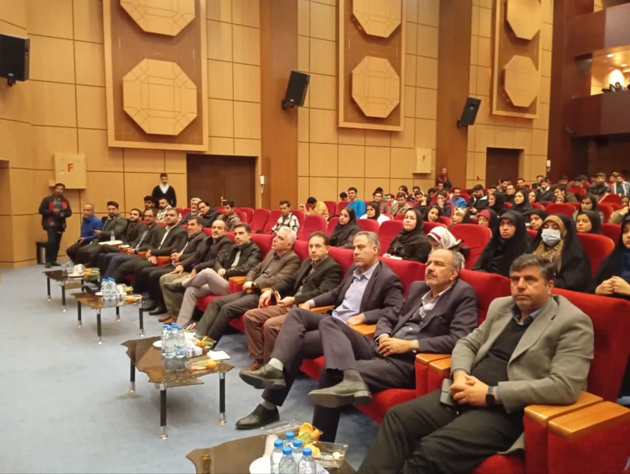 دانشجو باید با آگاهی از مسائل روز در پیشرفت کشور سهیم باشد دانشجو باید با آگاهی از مسائل روز در پیشرفت کشور سهیم باشد