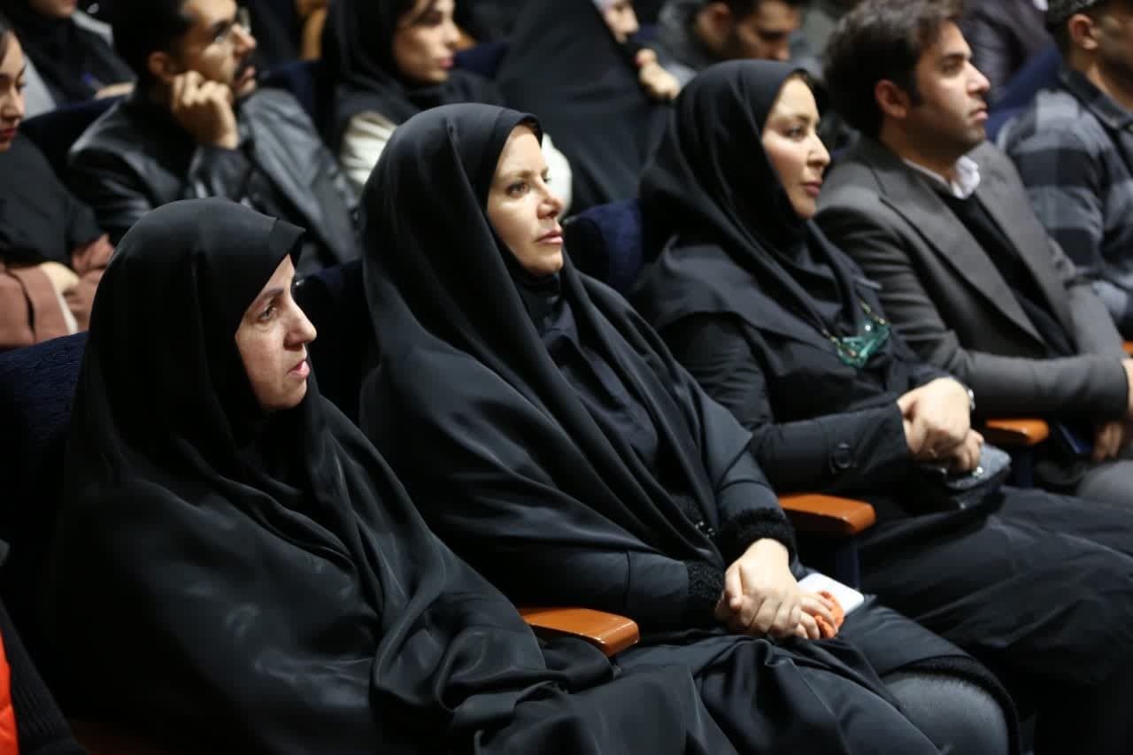 دانشجویان به هیچ وجه کمفروشی نکنند دانشجویان به هیچ وجه کمفروشی نکنند