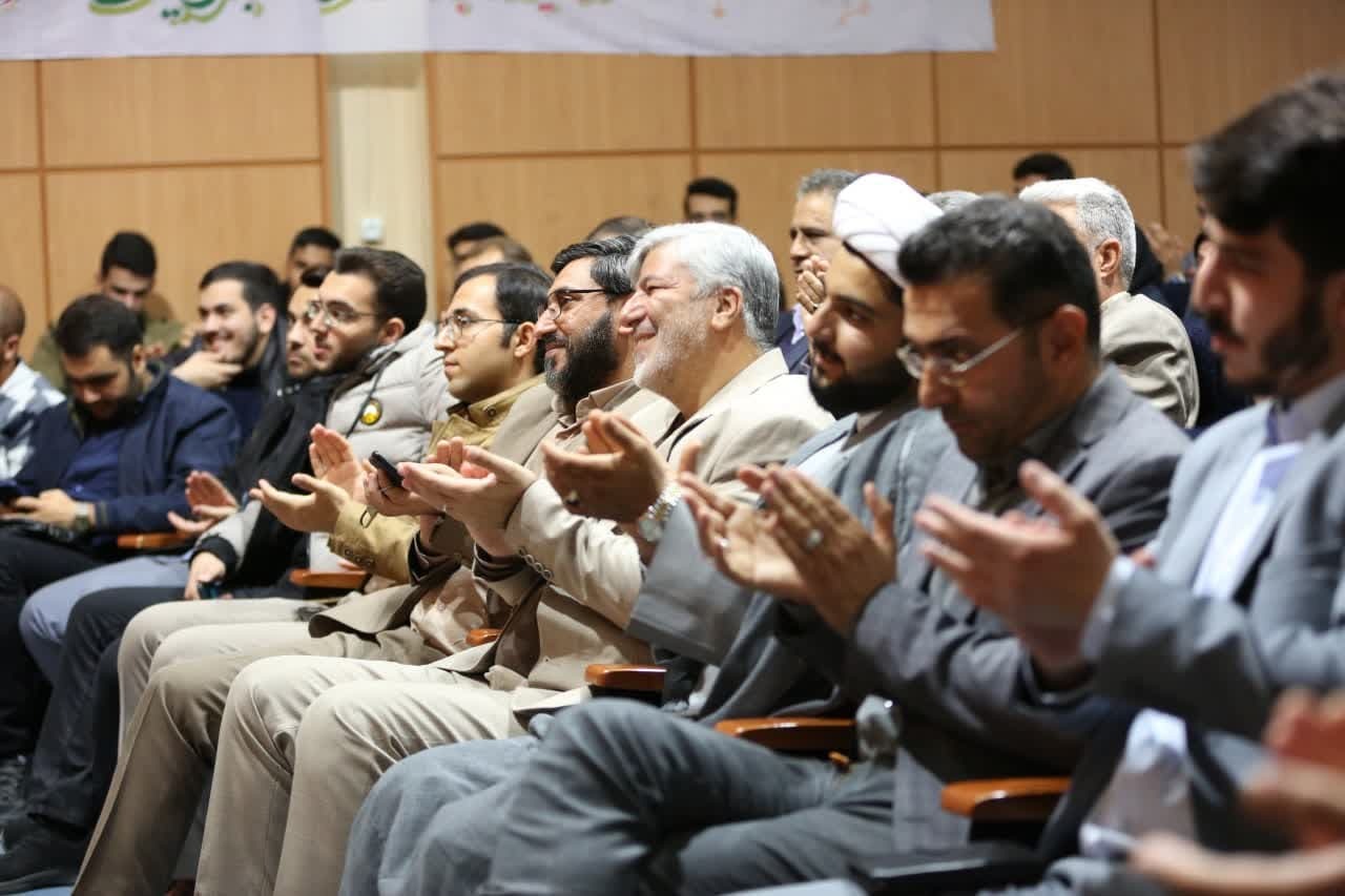 دانشجویان به هیچ وجه کمفروشی نکنند دانشجویان به هیچ وجه کمفروشی نکنند