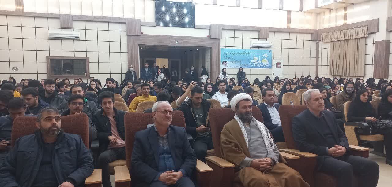 قشر دانشجو در آینده نزدیک باید مملکت را در دست بگیرد قشر دانشجو در آینده نزدیک باید مملکت را در دست بگیرد