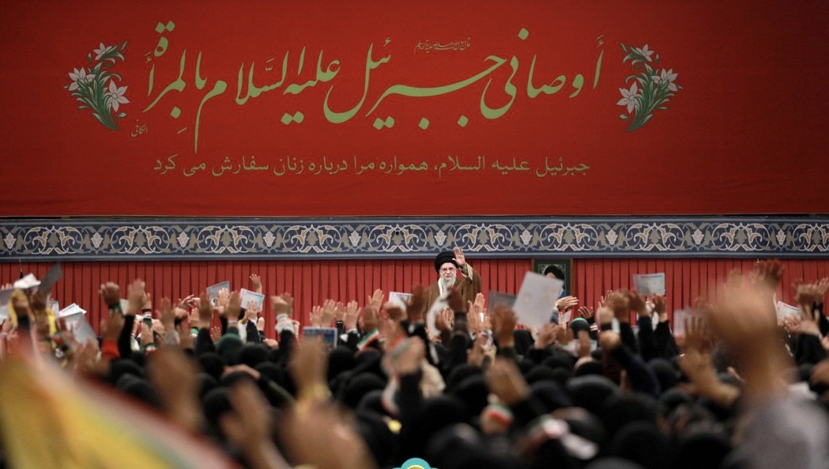 رهبر انقلاب: همه به خصوص بانوان مراقب شیوههای نرمافزاری دشمن باشند/ آن کسی که ریشهکن خواهد شد اسرائیل است