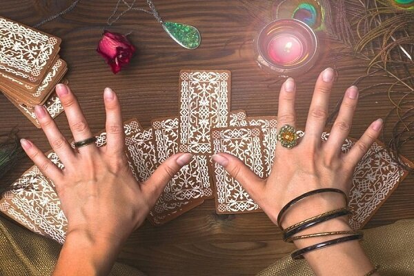 آسیبهای روانی ناشی از فالگرفتن؛ وقتی جهل جای علم را میگیرد آسیبهای روانی ناشی از فالگرفتن؛ وقتی جهل جای علم را میگیرد