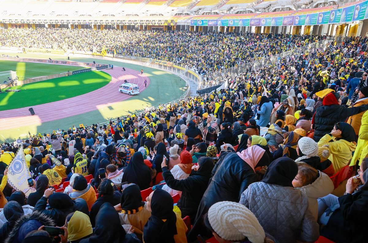بانوان برنده اصلی بازی سپاهان و پرسپولیس شدند این روز در تاریخ ورزش ایران ثبت شد+فیلم
