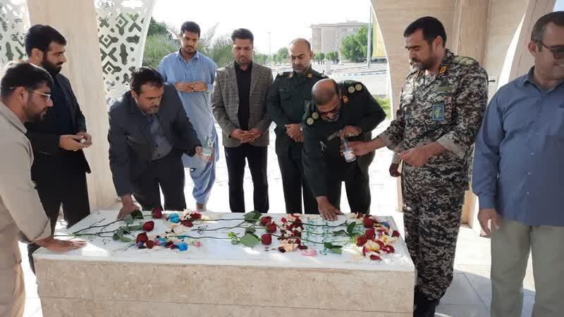 ردای عشق به ولایت بر تن عاشقان امامت/ تفکر بسیجی گام مؤثر در گسترش علم و دانش//بماند// ردای عشق به ولایت بر تن عاشقان امامت/ تفکر بسیجی گام مؤثر در گسترش علم و دانش//بماند//