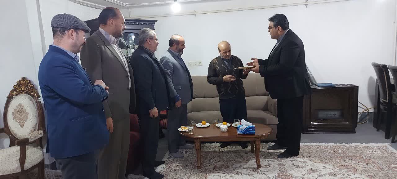 ردای عشق به ولایت بر تن عاشقان امامت/ تفکر بسیجی گام مؤثر در گسترش علم و دانش//بماند// ردای عشق به ولایت بر تن عاشقان امامت/ تفکر بسیجی گام مؤثر در گسترش علم و دانش//بماند//