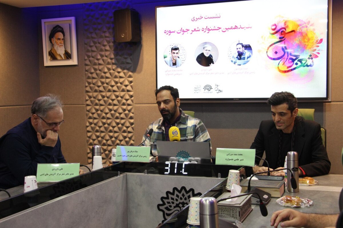 شعرِ انقلاب، عوامزده نیست/ گاهی باید با شعر بر سر فسادها و ناملایمات فریاد کشید