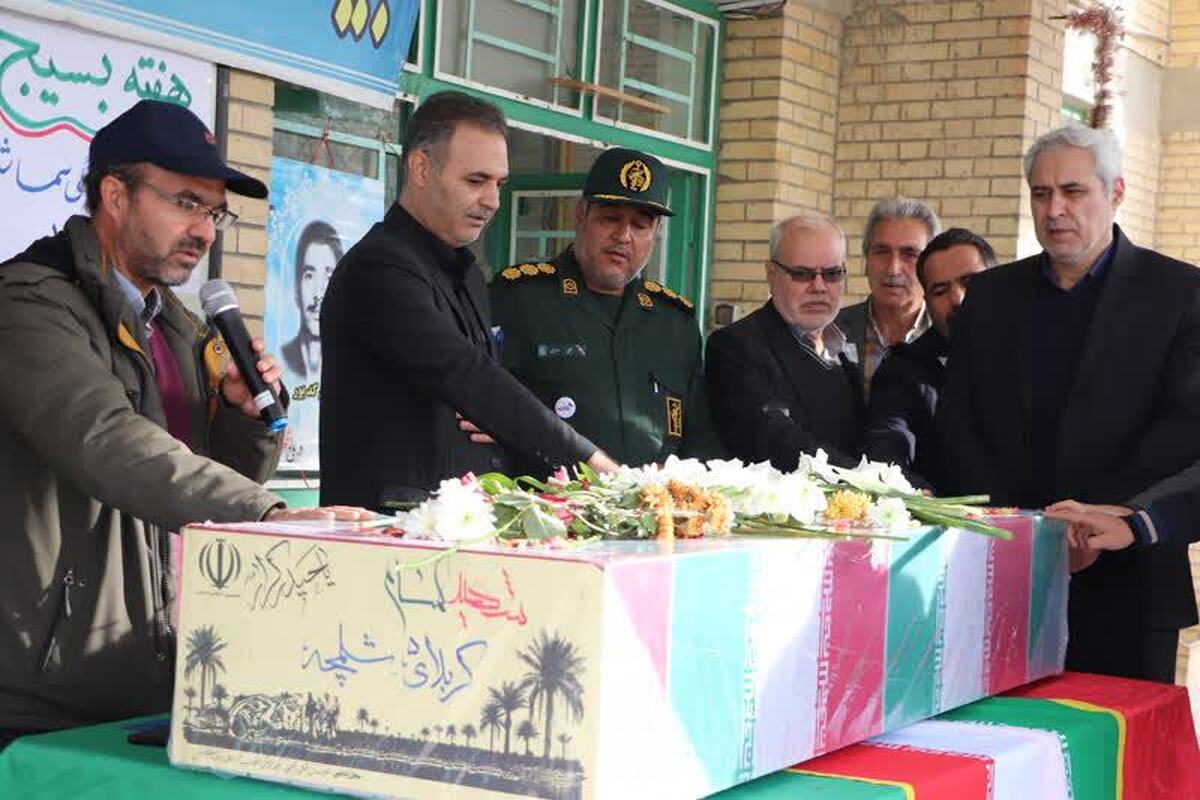 تشییع پیکر شهید گمنام روی دستان دانشآموزان سما
