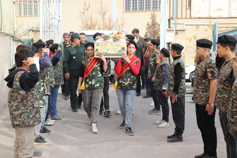 دانشآموزان باید با فرهنگ ایثار و شهادت و راه شهدا مأنوس شوند دانشآموزان باید با فرهنگ ایثار و شهادت و راه شهدا مأنوس شوند