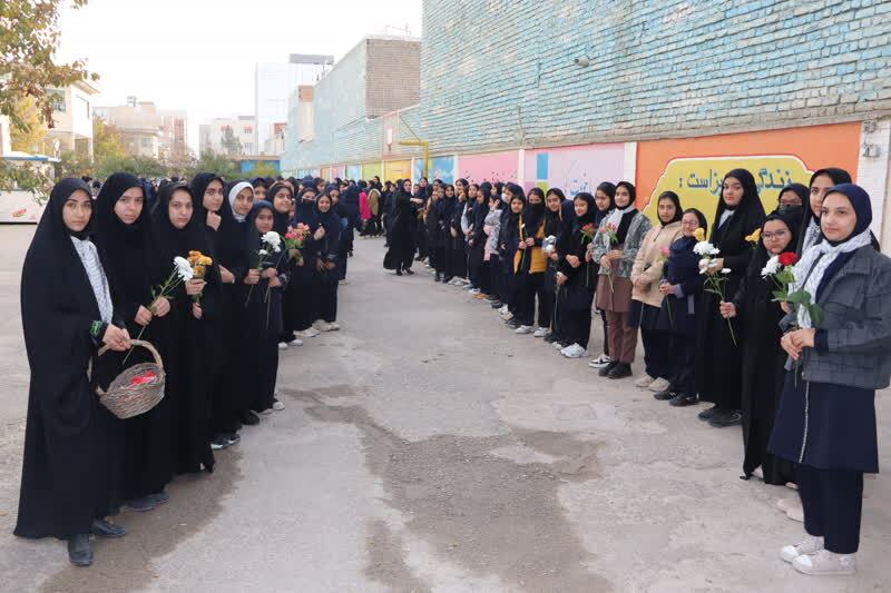 دانشآموزان باید با فرهنگ ایثار و شهادت و راه شهدا مأنوس شوند دانشآموزان باید با فرهنگ ایثار و شهادت و راه شهدا مأنوس شوند