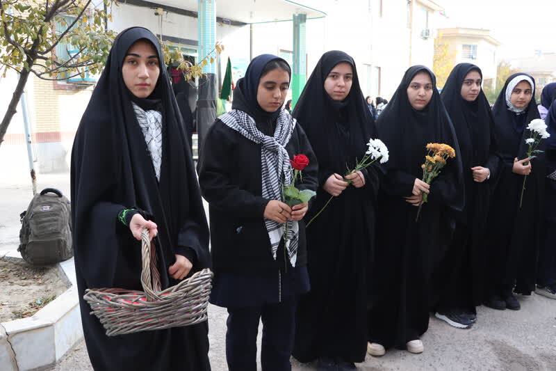 دانشآموزان باید با فرهنگ ایثار و شهادت و راه شهدا مأنوس شوند دانشآموزان باید با فرهنگ ایثار و شهادت و راه شهدا مأنوس شوند