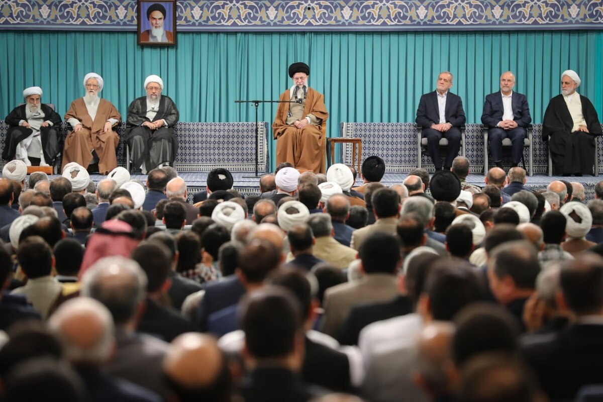 رهبر انقلاب: اگر در امت اسلامی اتحاد و همت و بصیرت وجود داشته باشد عید فطر «مزید» خواهد بود امروز بخشی از دنیای اسلام به شدت مجروح است
