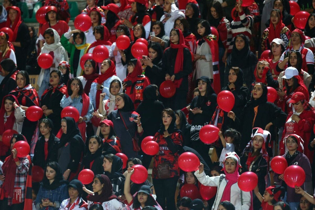بنر اخلاقی بانوان هوادار پرسپولیس/ خوش و بش بیفوما با کارتال+فیلم