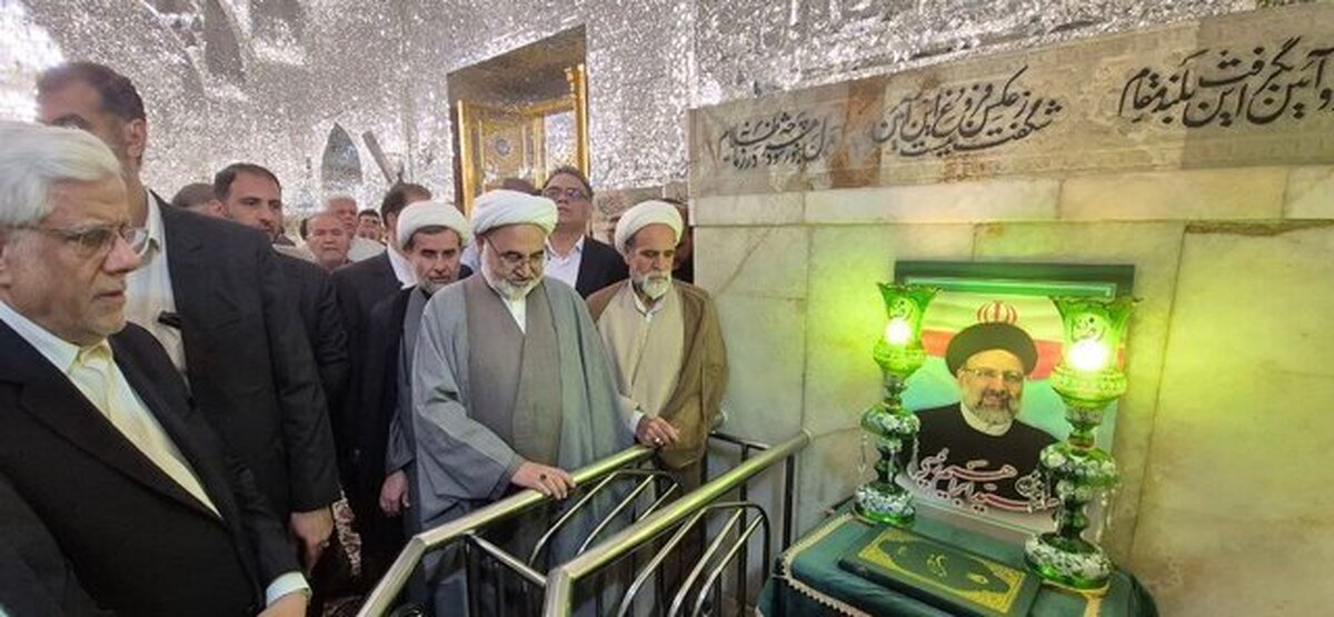 حضور عارف بر مزار شهید خدمت آیتالله رئیسی