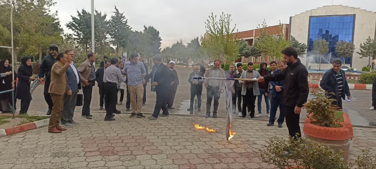 تجمع دانشگاهیان واحد بروجرد در حمایت از مردم مظلوم غزه تجمع دانشگاهیان واحد بروجرد در حمایت از مردم مظلوم غزه