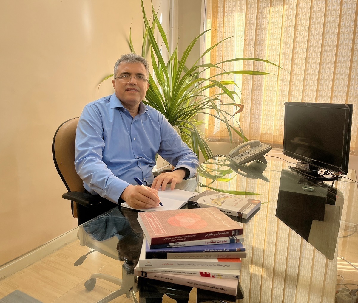 از دغدغه محققان برای کارگران معدن تا ورود دانشجویان به تاراج خاک هرمز از دغدغه محققان برای کارگران معدن تا ورود دانشجویان به تاراج خاک هرمز