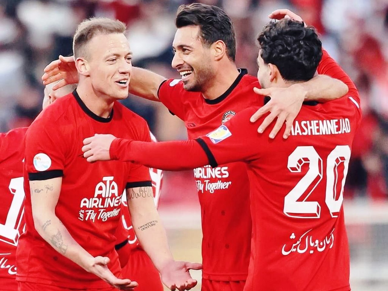 از شعارهای هواداران سرخابی تا راندن تماشاگران ملوان از سوی تراکتوری‌ها