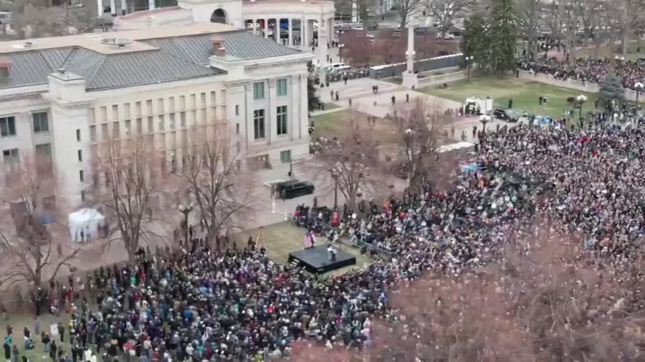 چراغ اعتراضات مردمی در آمریکا روشن شد/ سندرز: ترامپ آمریکا را به سمت استبداد سوق میدهد چراغ اعتراضات مردمی در آمریکا روشن شد/ سندرز: ترامپ آمریکا را به سمت استبداد سوق میدهد
