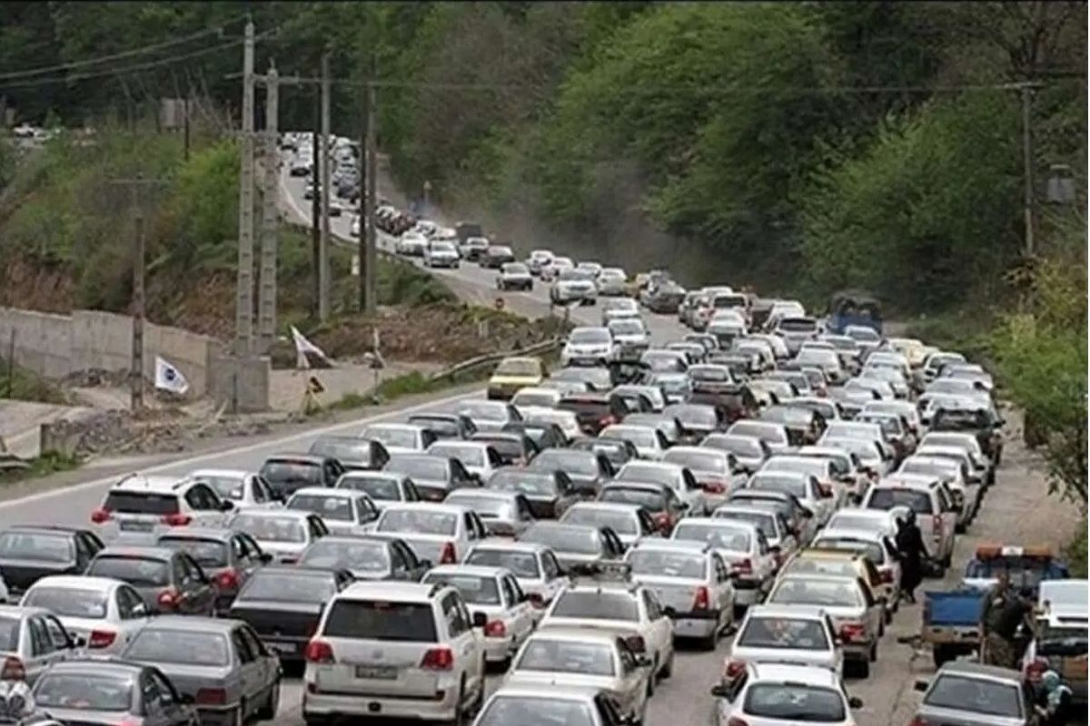 ترافیک در محور چالوس و آزاد راه تهران - شمال سنگین شد بارش برف و باران در محورهای شمالی