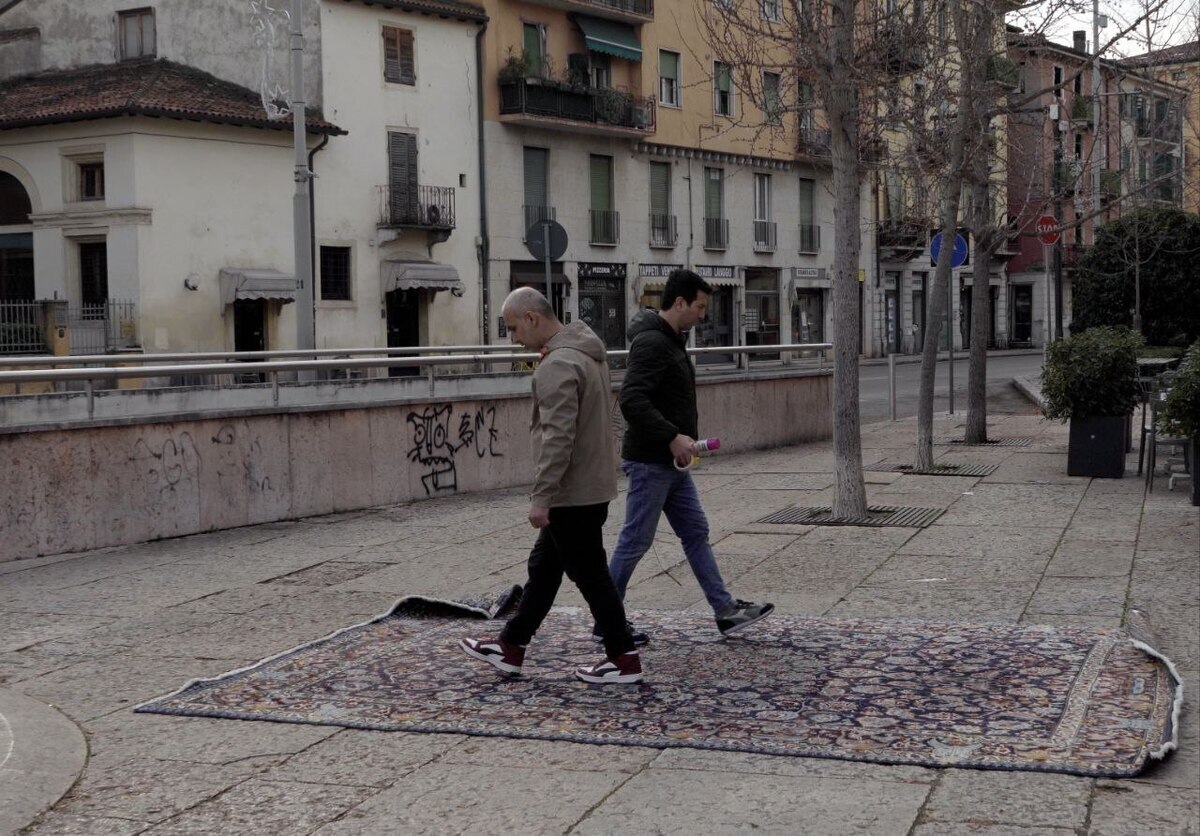 «گره»؛ تصویر ایرانیان مهاجر با زمینه‌ای از فرش ایرانی  میراثی که در حال از دست رفتن است