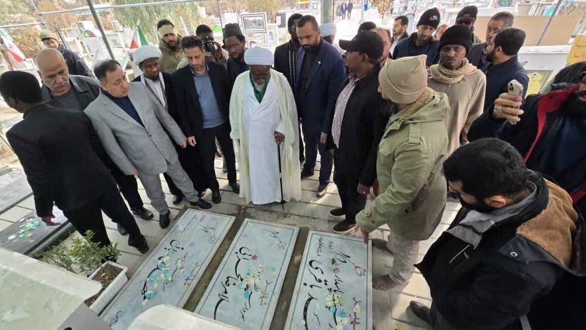 ادای احترام شیخ زکزاکی به مقام شامخ شهدای مقاومت ملی در بهشت زهرا(س)+ عکس