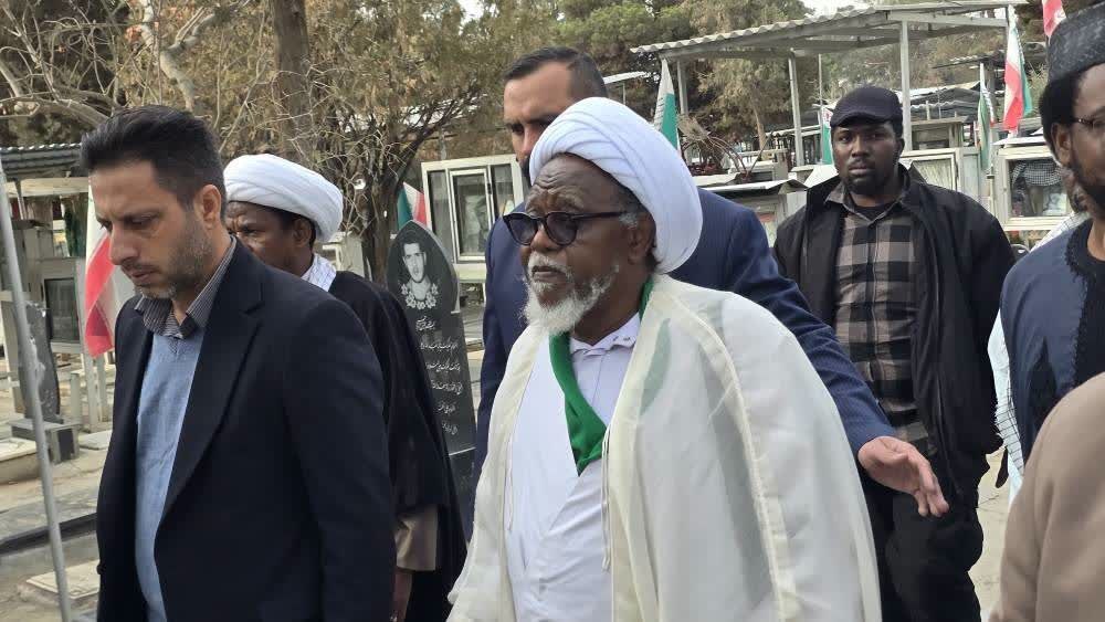 ادای احترام شیخ زکزاکی به مقام شامخ شهدای مقاومت ملی در بهشت زهرا(س)