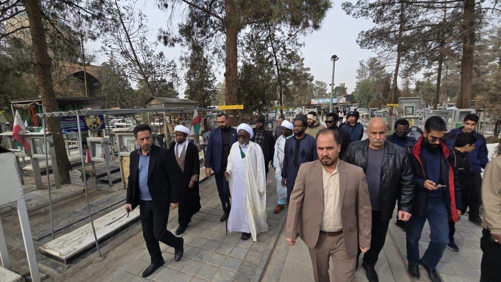 ادای احترام شیخ زکزاکی به مقام شامخ شهدای مقاومت ملی در بهشت زهرا(س)