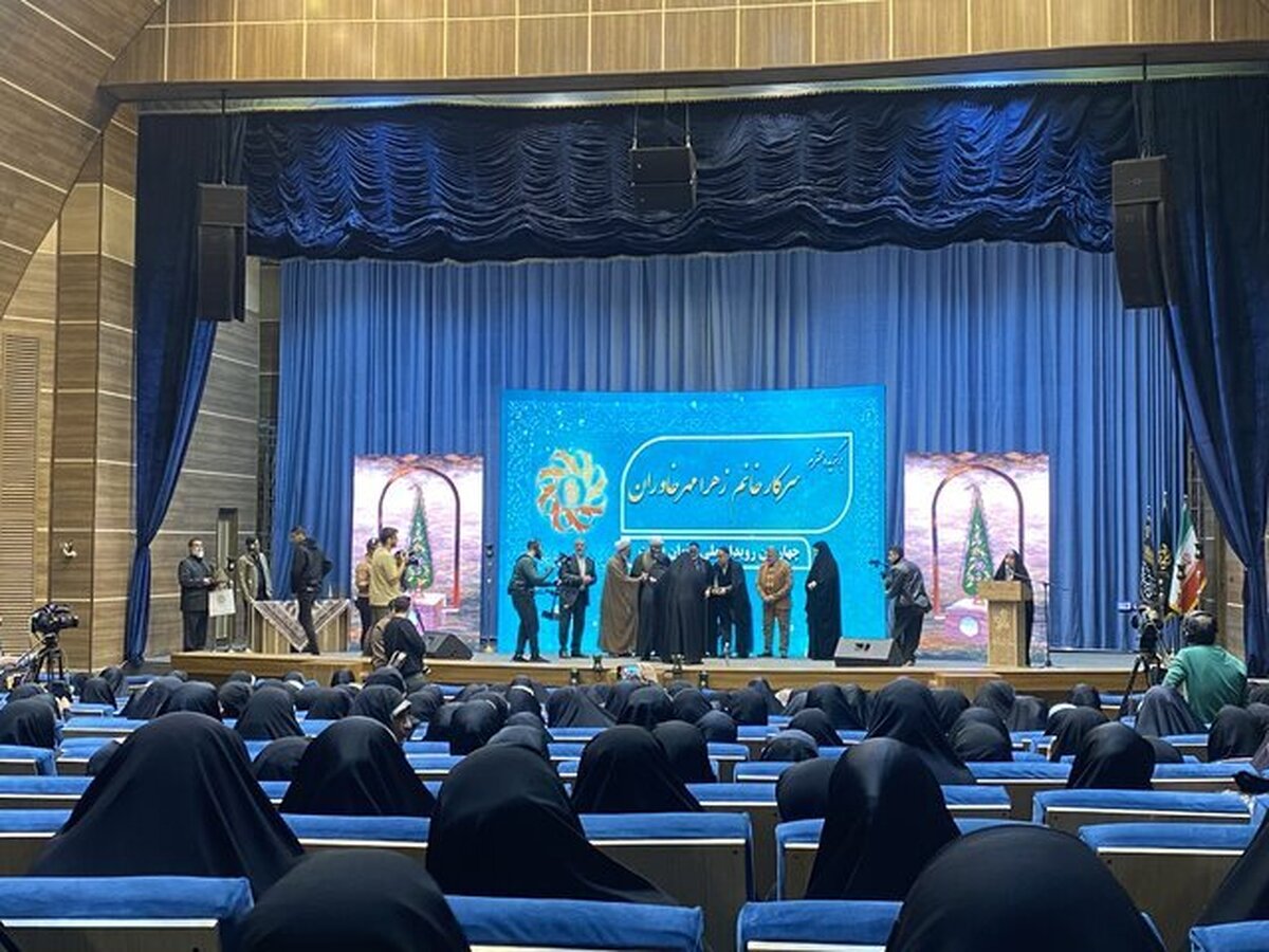 تجلیل از بانوان پیشکسوت هیئت‌های مذهبی و تأکید بر جریان‌سازی فرهنگی در روضه‌های خانگی