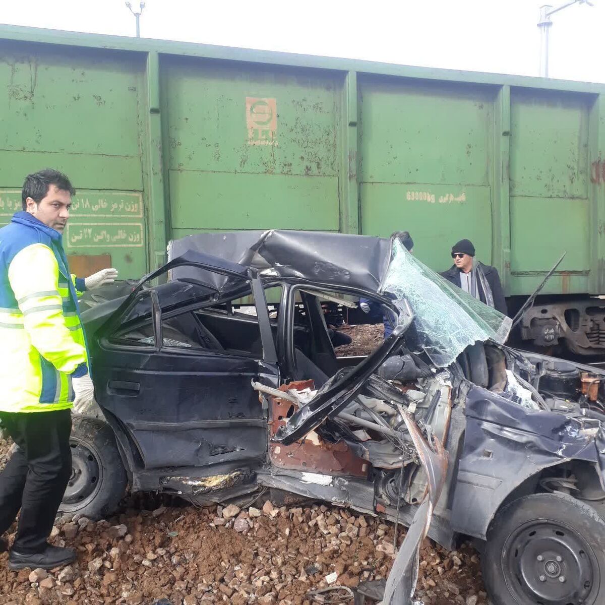 برخورد قطار با خودرو در ایستگاه راه‌آهن شازند