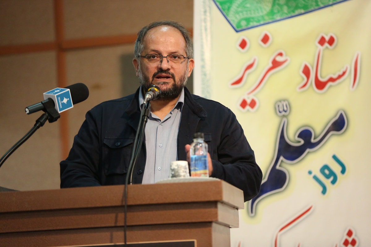 جهانبین: «استاد» عامل و نافع علم برای دانشجویان است