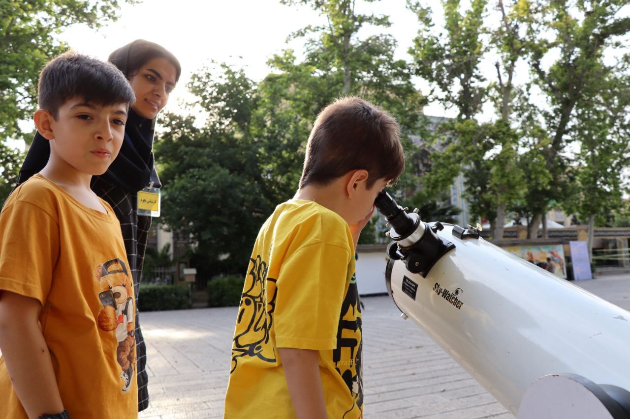 استقبال مردم از ستاره&zwnj;شناسی در کتابخانه و موزه ملی ملک