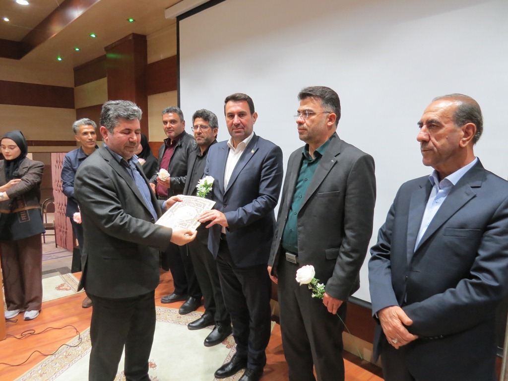 تجلیل از استادان با تأکید بر عشق و محبت در تعلیم تجلیل از استادان با تأکید بر عشق و محبت در تعلیم