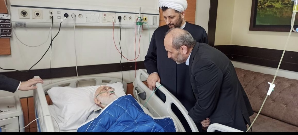 عیادت رئیس رسانه ملی از آیتالله العظمی نوری همدانی در بیمارستان