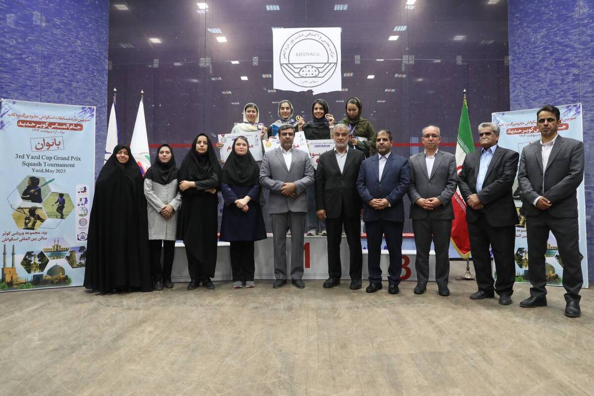 اقتداری، قهرمان مسابقات اسکواش جایزه بزرگ بانوان یزد کاپ اعتماد پور جام جایزه بزرگ مردان کاپ آذربایجان را بالا برد