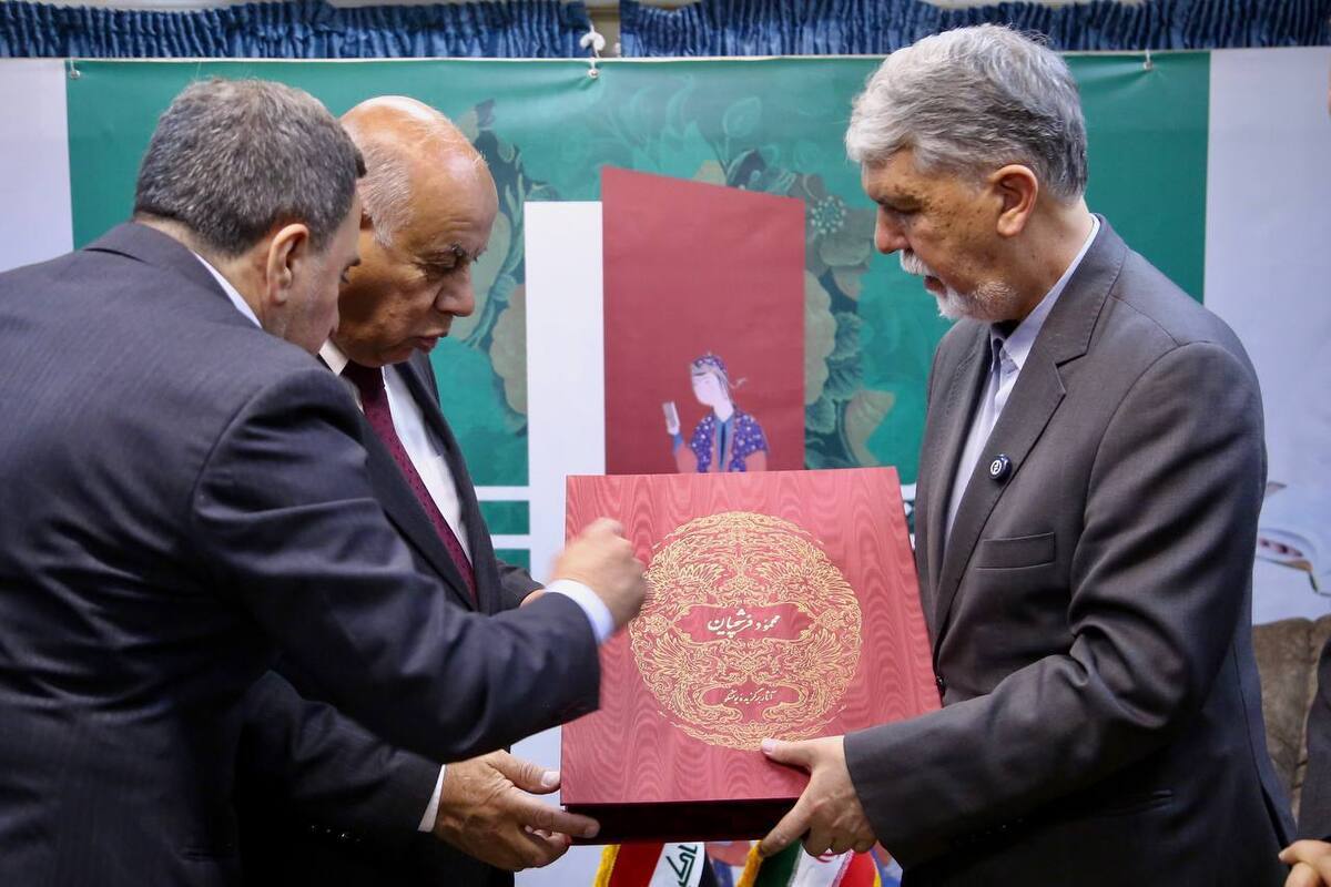 هدیه ارزشمند وزیر فرهنگ ایران به وزیر فرهنگ عراق