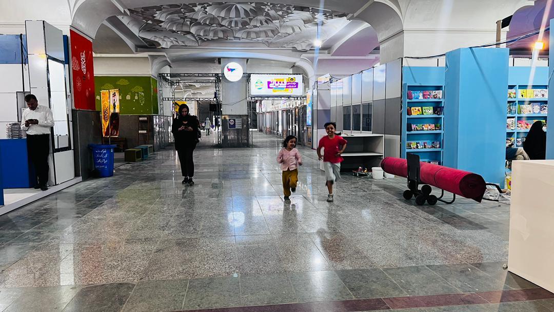 غرفه هایی که تازه چشم باز کردند/آغازی آرام برای دنیای شاد کتاب ها غرفه هایی که تازه چشم باز کردند/آغازی آرام برای دنیای شاد کتاب ها